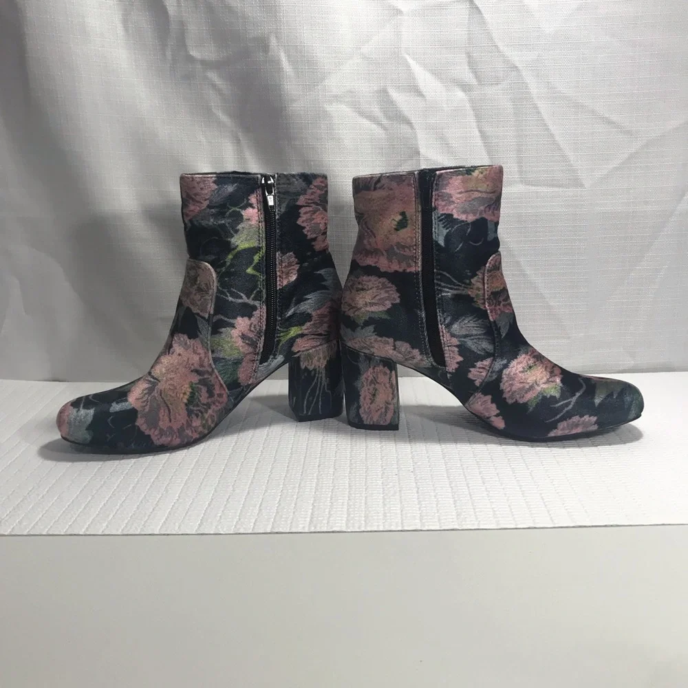 Hippie Laundry Women’s 8 M Dark Blue Rose Floral Velvet Ankle Bootie Boots